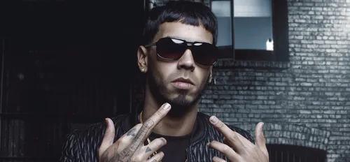 Anuel AA défend un fan en plein concert face à ses propres gardes...