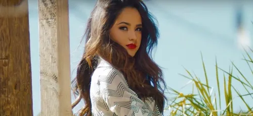 Quand Becky G improvise une battle de danse en pleine rue (vidéo)