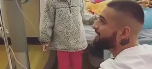 Quand Maluma fait une visite surprise à un enfant malade à...