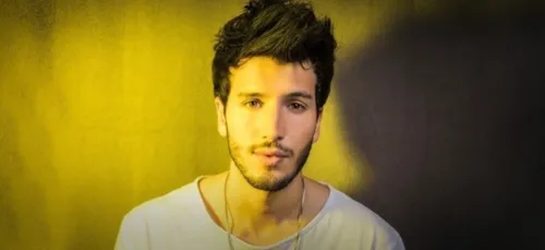 Quand Sebastián Yatra fait un bisou à l'une de ses fans (vidéo)