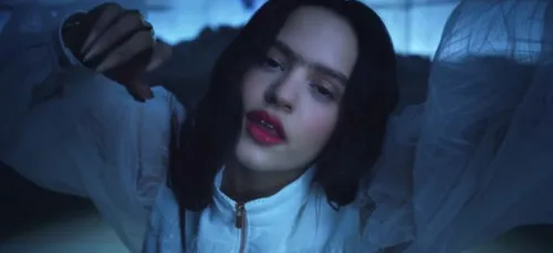 Le geste surprenant de Rosalía envers un fan français qui tente de...