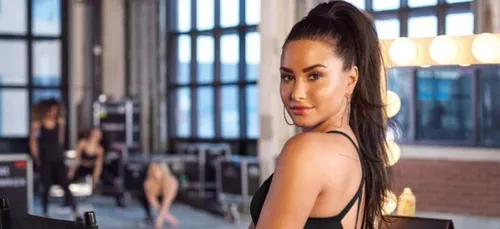 Demi Lovato arbore un nouveau tatouage dans le cou en hommage à son...