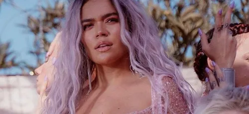 Quand Karol G livre une version époustouflante du titre "Tusa" au...