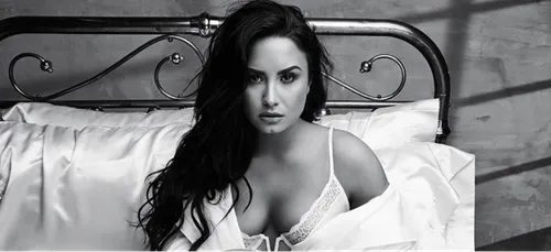 Demi Lovato s'effondre en larmes en présentant son nouveau single...