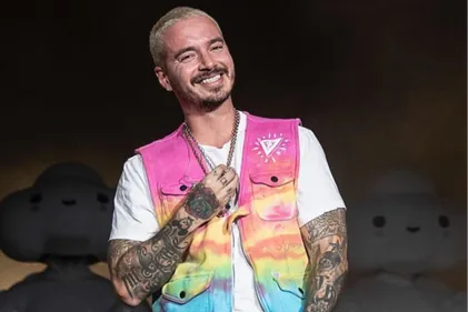 J.Balvin tease son prochain single en dévoilant les backstages du...