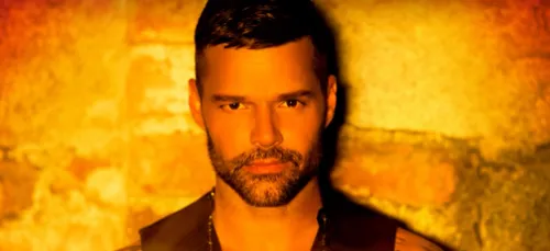 La super réaction de Ricky Martin face aux fans qui assiègent son...