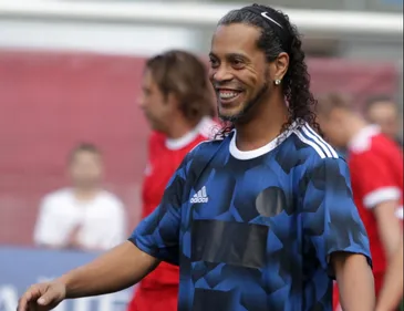 Le footballeur Ronaldinho contrôlé au Paraguay en possession d’un...