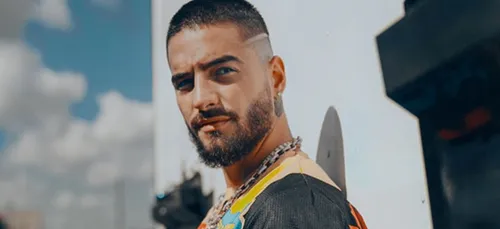 Maluma aperçu en train de filer le parfait amour avec sa nouvelle...