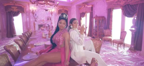 Karol G : quand son tube « Tusa » ambiance les balcons pendant le...