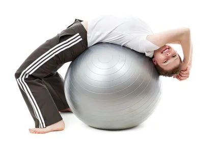 Coronavirus : les Espagnols font leur cours de gym sur leur balcon...