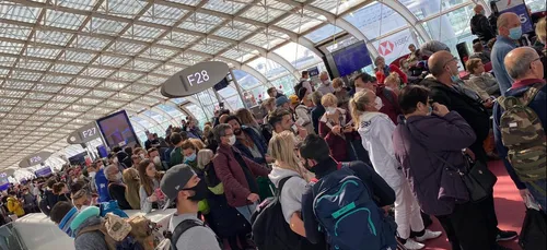 Coronavirus : En plein confinement, l’aéroport de Roissy est bondé...