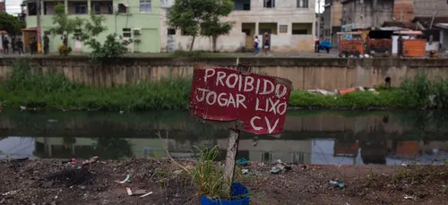 À Rio, les gangs assurent le confinement !
