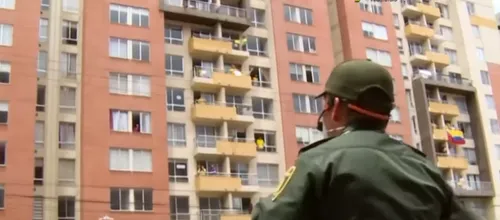 Colombie : des cours de Zumba assurés par la police (vidéo)