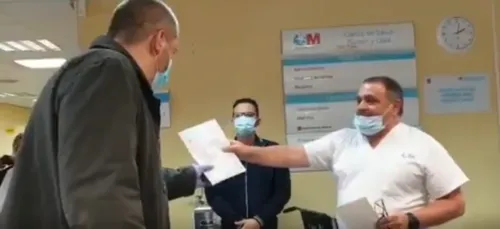 Espagne : le personnel soignant rend hommage à un chauffeur de taxi...