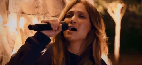 J-Lo fait frissonner la toile avec une reprise époustouflante de...