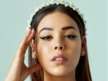 La chanteuse Danna Paola se déhanche sur une chanson de J.Balvin,...