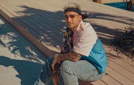 Maluma tease son futur morceau en chantant a cappella à la guitare...