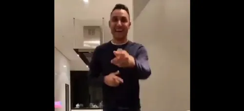 Keylor Navas, le gardien costaricain du PSG, danse la salsa sur...