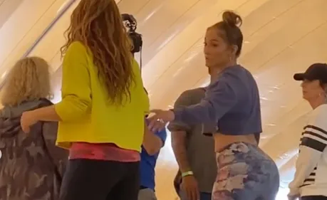 Quand J-Lo montre à Shakira comment bien remuer ses fesses en...