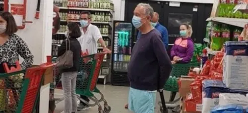 Le président portugais fait le "buzz" en short au supermarché