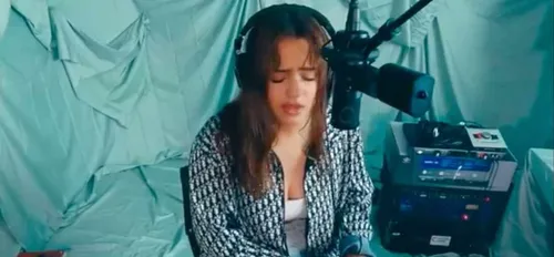 Rosalía surprend ses fans avec une version émouvante de « La...