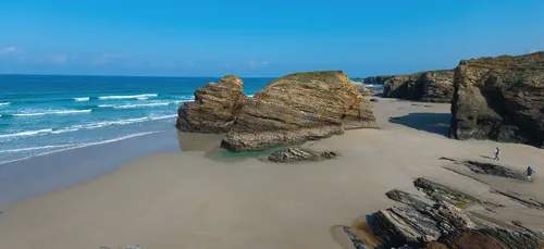 Des étudiants obligés de nettoyer une plage en Espagne