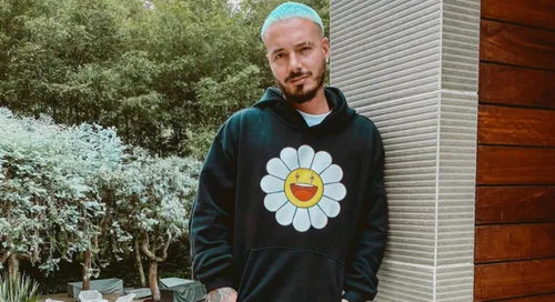 J Balvin dévoile la création de trois paires de lunettes de soleil...