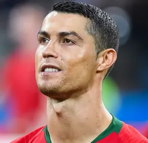 Le nouveau look capillaire de Cristiano Ronaldo affole la toile...