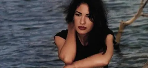 Demi Lovato, Karol G et Becky G rendent hommage à Selena Quintanilla