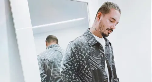 J Balvin révèle qu'il se remet du coronavirus après des "jours...