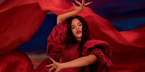 Rosalía devient l’égérie d’une grande marque de cosmétiques