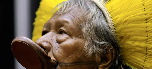 Covid-19 : le chef Raoni hospitalisé au Brésil