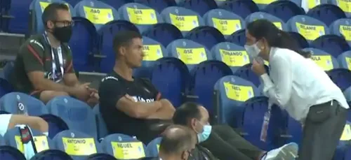 Cristiano Ronaldo prié de mettre son masque en tribune (vidéo)