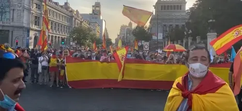 Les Espagnols manifestent contre le gouvernement (vidéo)