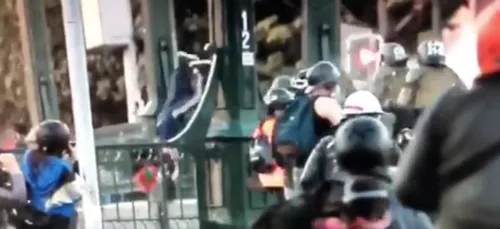 Chili : un policier accusé d’avoir jeté un ado d’un pont (vidéo)