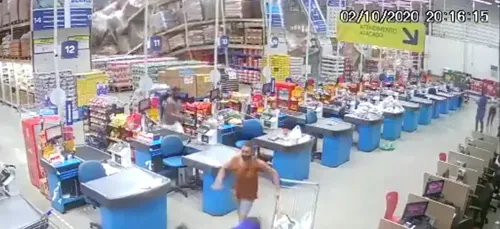 Au Brésil, l’impressionnant effondrement de 5 rayons fait un mort...