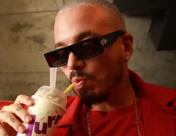 Chaussons, montre, couverture : J Balvin dévoile par surprise des...