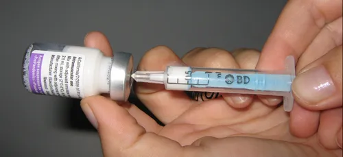 Covid-19 : l’essai d'un vaccin chinois suspendu au Brésil
