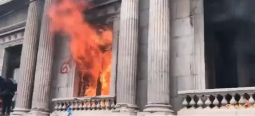 Guatemala : des manifestants mettent le feu au parlement (vidéo)