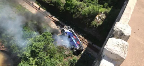 Brésil : terrible bilan après la chute d'un car depuis un viaduc...