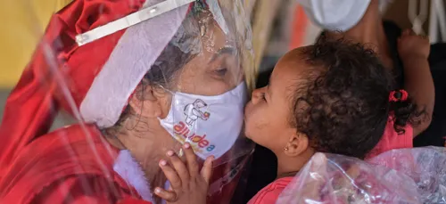 Une mère noël distribue des câlins au Brésil (vidéo)