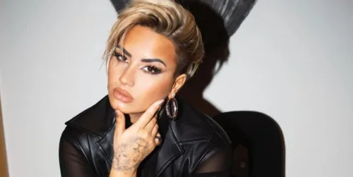 Demi Lovato prône le body positivisme et dévoile ses vergetures...