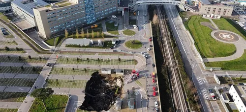 Les images spectaculaires après l'effondrement du parking d’un...