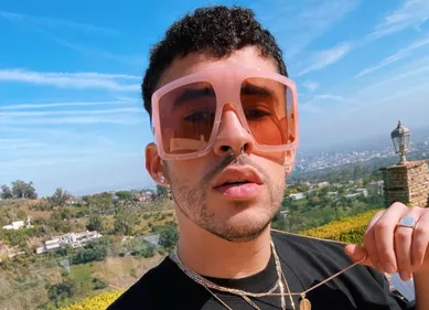 « Je suis à mon apogée » : Bad Bunny se dévoile torse nu, la toile...