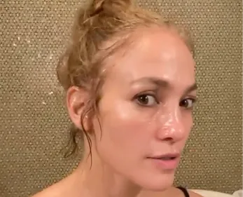 Jennifer Lopez répond à ses détracteurs qui l’accusent d’avoir eu...