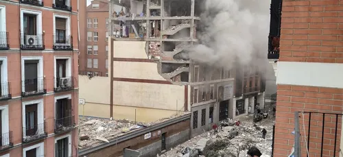 Impressionnante explosion dans un immeuble à Madrid, plusieurs...