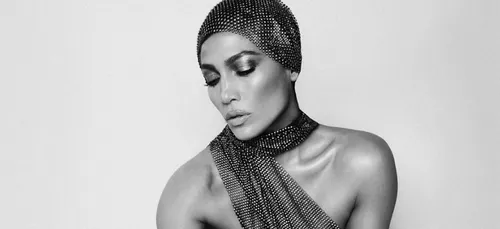 Jennifer Lopez apparaît avec les cheveux courts à la garçonne, les...