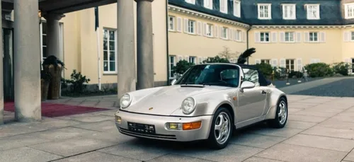 Une Porsche de Maradona vendue aux enchères à Paris