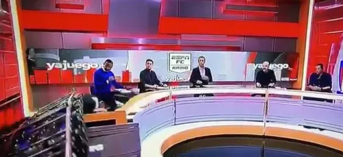 En Colombie, un présentateur télé se fait aplatir par un écran...
