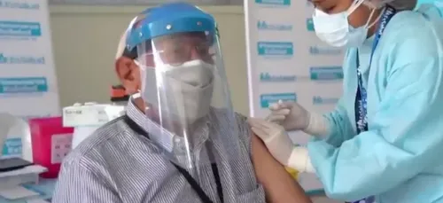 COVID : un Péruvien de 85 ans danse de joie après avoir été vacciné...